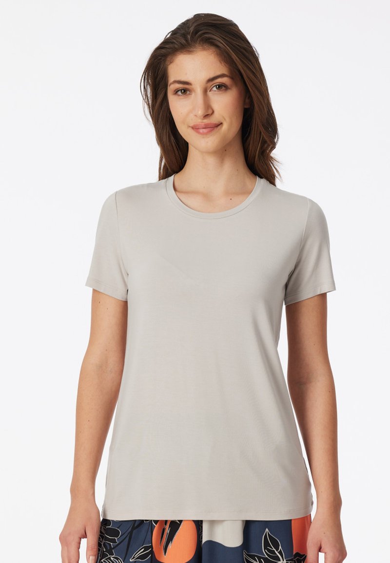 Maglietta a maniche corte grigia chiara con scollo rotondo, texture liscia e vestibilità classica, esposta su uno sfondo bianco semplice.