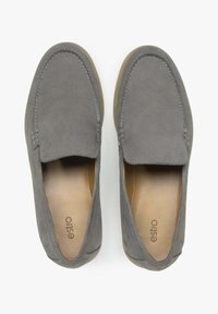 Szare zamszowe buty slip-on z okrągłym czubkiem, gładką fakturą, minimalnymi przeszyciami i jasnobrązową wkładką z nazwą marki "estro."
