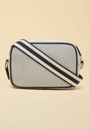Rechteckige Umhängetasche in Marineblau und Weiß mit strukturierter Oberfläche, breitem, verstellbarem Schultergurt mit marineblauen und weißen Streifen sowie goldfarbenen Details.