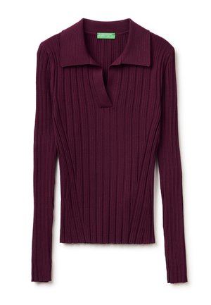 Dopasowany sweter z długim rękawem w ciemnym fioletowym kolorze, z szerokim kołnierzem i głębokim dekoltem w kształcie litery V.