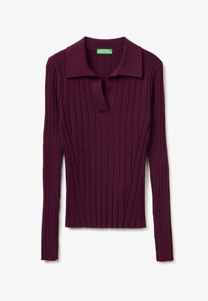 Haut en maille côtelée à manches longues de couleur violet foncé avec un col large et une ouverture en V profonde.