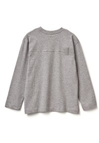 Graues langärmliges T-Shirt mit Rundhalsausschnitt, horizontaler Naht und einem kleinen Aufnäher mit Text auf der oberen rechten Rückenseite.
