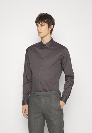 Camisa de botão de manga longa em cinza escuro, tecido suave, colarinho clássico e leve brilho. Apresenta botões combinando ao longo da abertura.