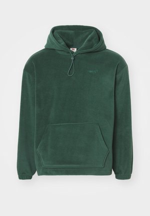 Sudadera de felpa verde oscuro con bolsillo tipo canguro, puños elásticos, capucha ajustable con cordón y logotipo bordado en el pecho.