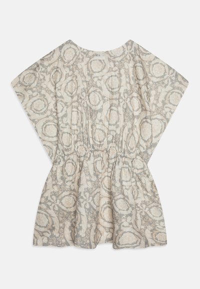 Vestido holgado de tejido gris claro con estampados florales, escote redondo y detalle de cintura fruncida para darle forma.