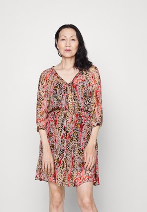 Kortermet kjole i gjennomsiktig, flytende stoff med et dristig dyremønster i rødt, brunt og beige, rynket midje og V-hals med snøring.