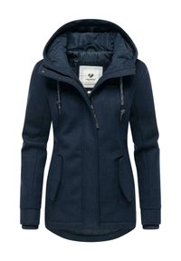 Veste à capuche femme bleu marine avec fermeture éclair à l'avant, boutons-pression, cordons de serrage, deux poches latérales et doublure intérieure matelassée.