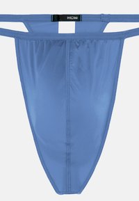 Helle blaue Herren-Thong aus glattem Stoff, mit einem minimalistischen Design, elastischen Trägern und einer Mittelnaht für besseren Halt.