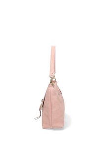 Roze suède handtas met een enkele schouderband, slank van vorm, gouden hardware-accenten en een ritssluiting. Het oppervlak lijkt glad met een zachte textuur.