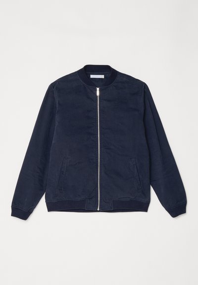 Chaqueta bomber de color navy con un acabado de tela suave, cuello y puños acanalados, cierre frontal con cremallera y bolsillos laterales.