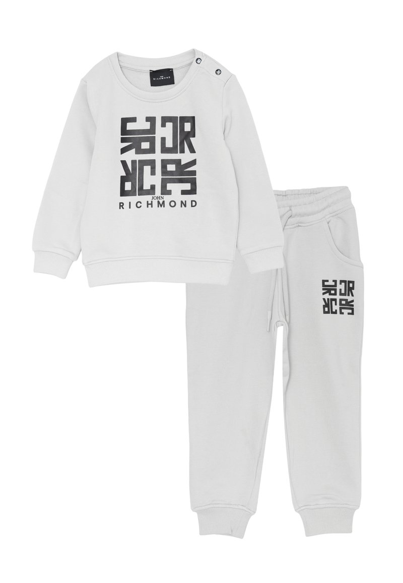 Set di felpa grigia chiara e pantaloni della tuta per bambini con logo geometrico nero "John Richmond" sul davanti e sulla gamba, polsini a costine e spalla con bottone.
