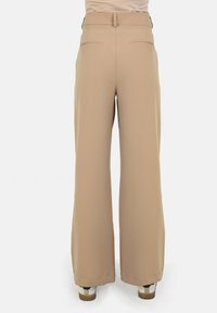 Beige wijde broek met een gladde stof, hoge taille, twee achterzakken en een nette zoom. Geschikt voor casual of formele gelegenheid.