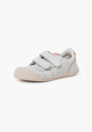 Weiße Leder-Sneaker mit zwei verstellbaren Velcro-Riemen, abgerundeter Gummispitze und hellrosa Akzent an der Ferse, verfügt über perforierte Details.