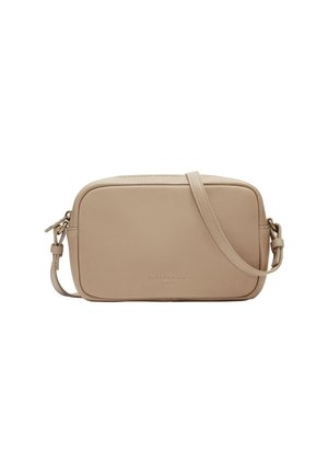 Beige Leder Umhängetasche mit rechteckiger Form, flachem Design, Reißverschluss und verstellbarem Tragegurt; mit eingeprägtem Markenlogo.
