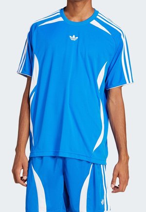 Maglia e pantaloni sportivi blu con dettagli bianchi, texture liscia e tre strisce bianche sulle spalle, con un piccolo logo sul petto.