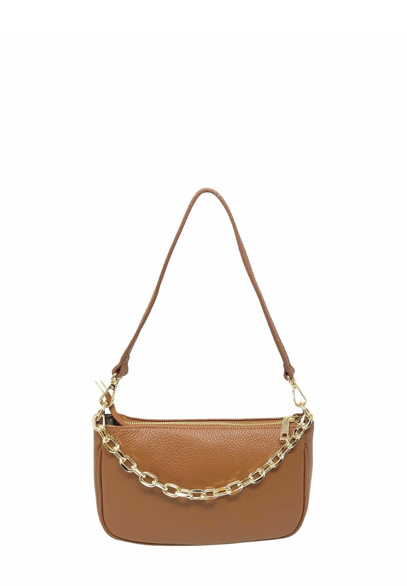 Brązowa skórzana torebka o teksturowanym wykończeniu, z akcentem w postaci złotego łańcucha i pojedynczym, plecionym paskiem na ramię. Zamek błyskawiczny na górze.