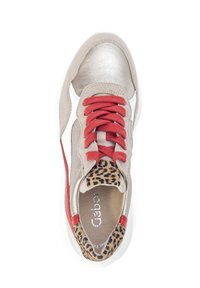 Suède en metallic sneaker met rode veters, luipaardprintaccenten op de kraag en een witte rubberen zool.