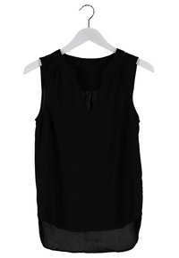 Blouse noire sans manches avec col en V et ourlet inférieur légèrement transparent suspendue sur un cintre blanc sur fond blanc.