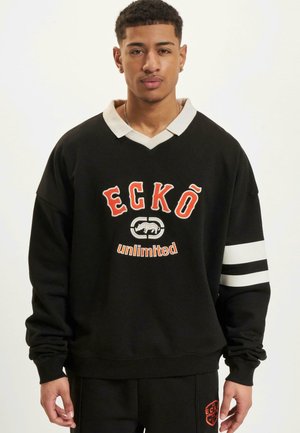 Sweat-shirt noir avec un col blanc, grand logo "ECKŌ unlimited" en rouge et blanc, et rayures blanches sur les manches. Matière douce.