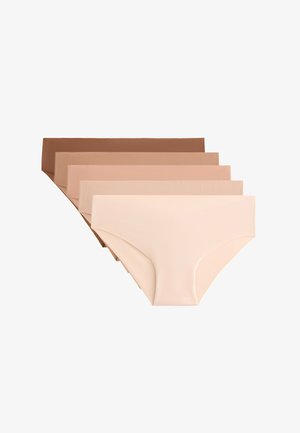 Cinco perechi de lenjerie intimă pentru femei în nuanțe variate de nude. Materialul are o textură netedă și un design simplu, fără cusături.