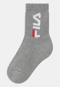 Calzino alla caviglia grigio con texture a coste; presenta il logo bianco "FILA" e un accento rosso. Il tessuto sembra morbido ed elastico.