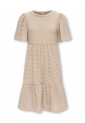 Beige kjole til kneet med korte puffermer og hullbroderistoff i sikksakkmønster, samlet midje og rysjekant.