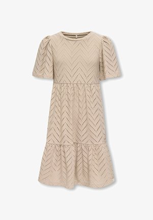 Beige kjole til kneet med korte puffermer og hullbroderistoff i sikksakkmønster, samlet midje og rysjekant.