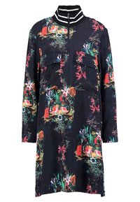 Sukienka w kwiatowy wzór z ciemnego materiału, z wysokim kołnierzem i paskowanym kołnierzykiem, wyposażona w dwie kieszenie na piersi i rękawy o długości 3/4.