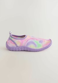 Chaussure slip-on avec semelle violette et tige tie-dye pastel dans des tons rose, vert et jaune, avec une languette au talon.