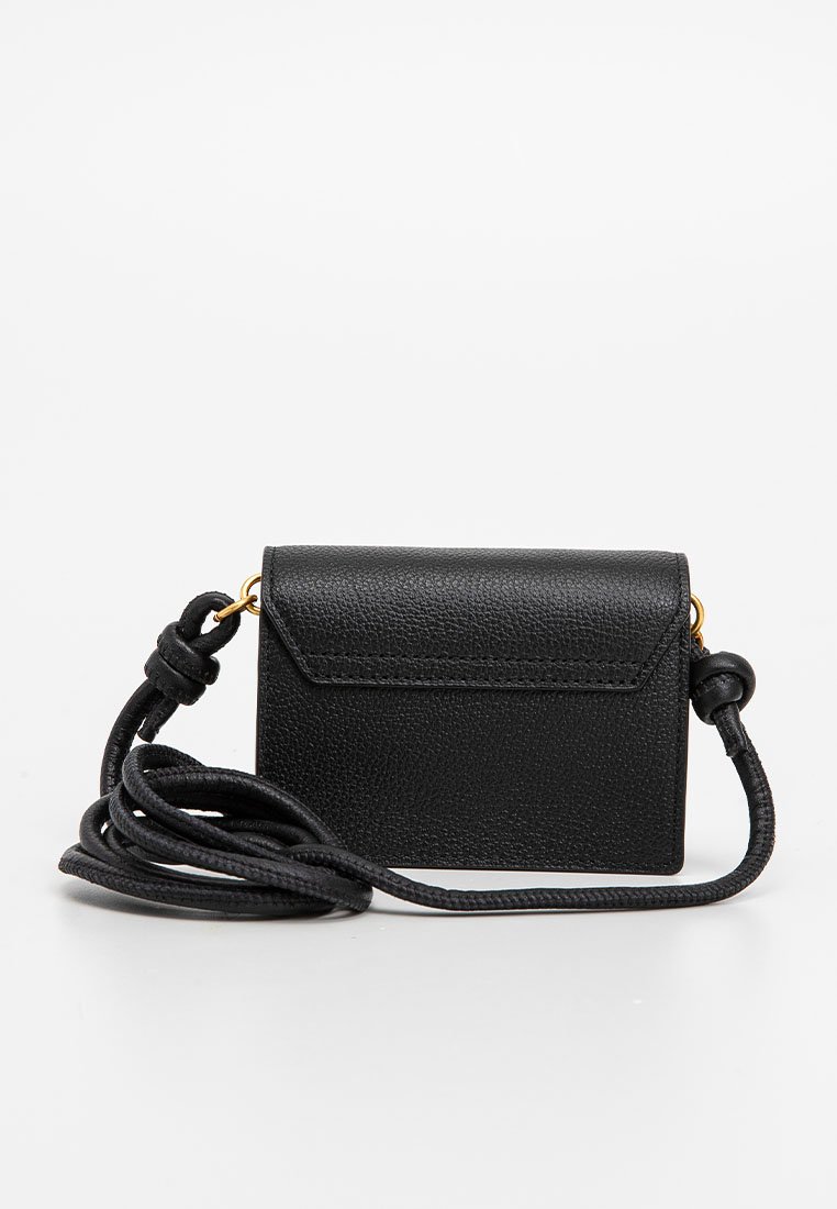 Schwarze Leder-Crossbody-Tasche mit strukturiertem Material, Klappenverschluss und verstellbarem geflochtenem Tragegurt. Sichtbare Akzente aus goldfarbenem Metall.