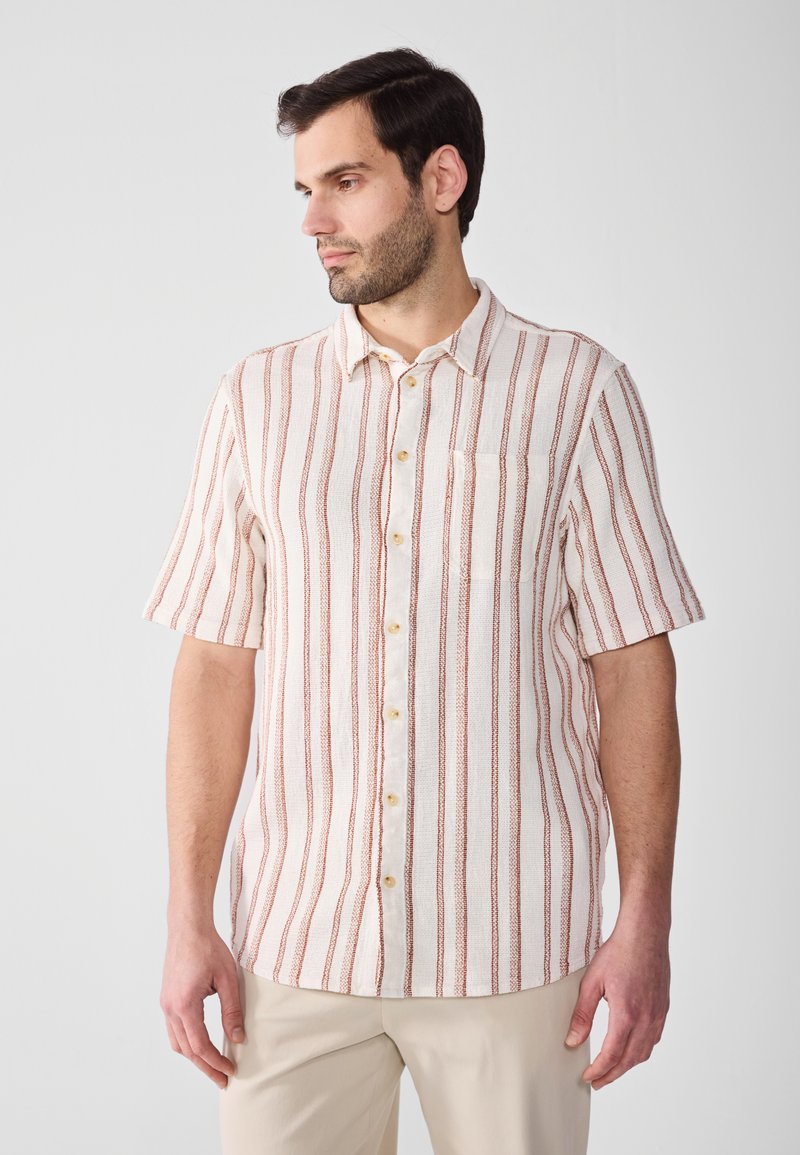 Camicia a maniche corte, con bottoni, realizzata in tessuto leggero, caratterizzata da righe verticali rosse e beige, taschino sul petto e bottoni color sabbia.