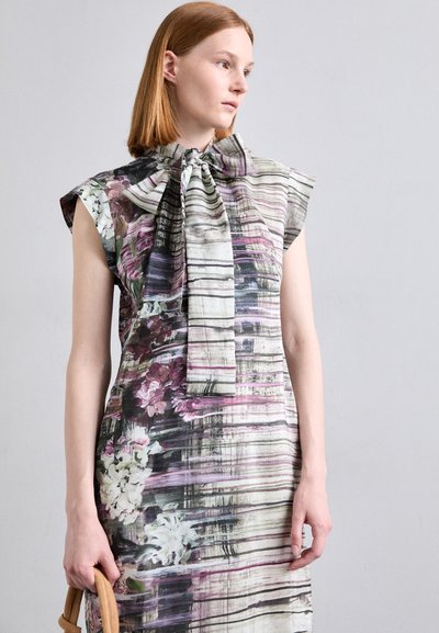Vestido con estampado floral, cuello alto y detalle de lazo. Presenta una tela suave, mangas cortas y una mezcla de rayas y flores en colores apagados.