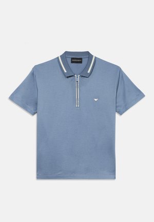 Blå poloshirt med korte ærmer, hvidstribet krave, lynlås foran og lille hvidt logo på venstre bryst.