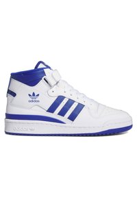 Højtop sneakers i hvid læder med blå accenter. Har tre blå striber, en rem ved anklen og perforeringer på tåen.