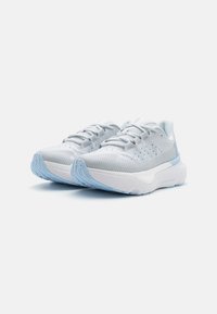 Under Armour INFINITE PRO - Cestná bežecká obuv - distant gray/halo gray/nimbus blue