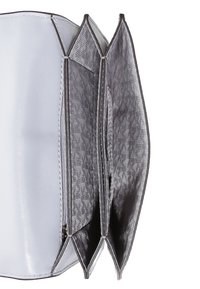 Šedá peněženka z umělé kůže se třemi oddíly, zipovou kapsou a vzorovaným vnitřkem. Hladký povrch s detailním prošíváním.