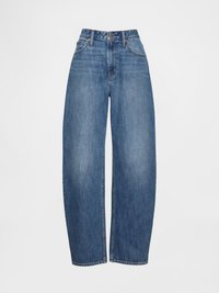 Jeans de tiro alto de pierna ancha en un color azul claro, confeccionados en tela de mezclilla, con cinco bolsillos y cierre de botones. Textura suave con un leve desgaste.