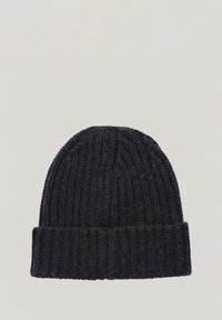 Czarna, dziana czapka beanie z prążkowanym wzorem i podwiniętym mankietem. Materiał wydaje się gruby i ciepły, odpowiedni na zimną pogodę.