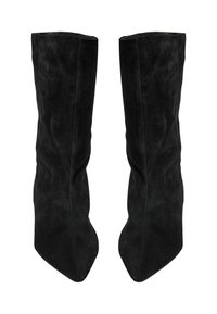 Črni škornji do kolen iz semiša, z ostrim koničastim prstom in gladko teksturo, z otesanim dizajnom, ki objema nogo.