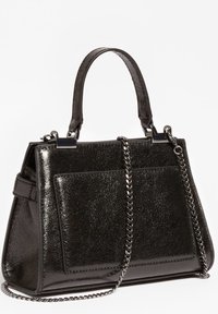 Borsa a mano in pelle verniciata nera con forma strutturata, dotata di tasca frontale, due manici e una tracolla a catena staccabile.