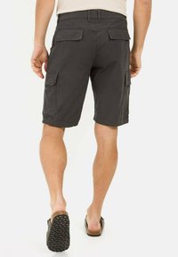 Grå cargo shorts med sidelommer, lavet af et struktureret stof. Har en mellemhøj talje, bæltestropper og en regular fit.