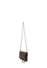 Borsa a tracolla in pelle marrone con tracolla a catena, caratterizzata da una superficie liscia, design pieghevole e dettaglio di cucitura lungo il bordo.