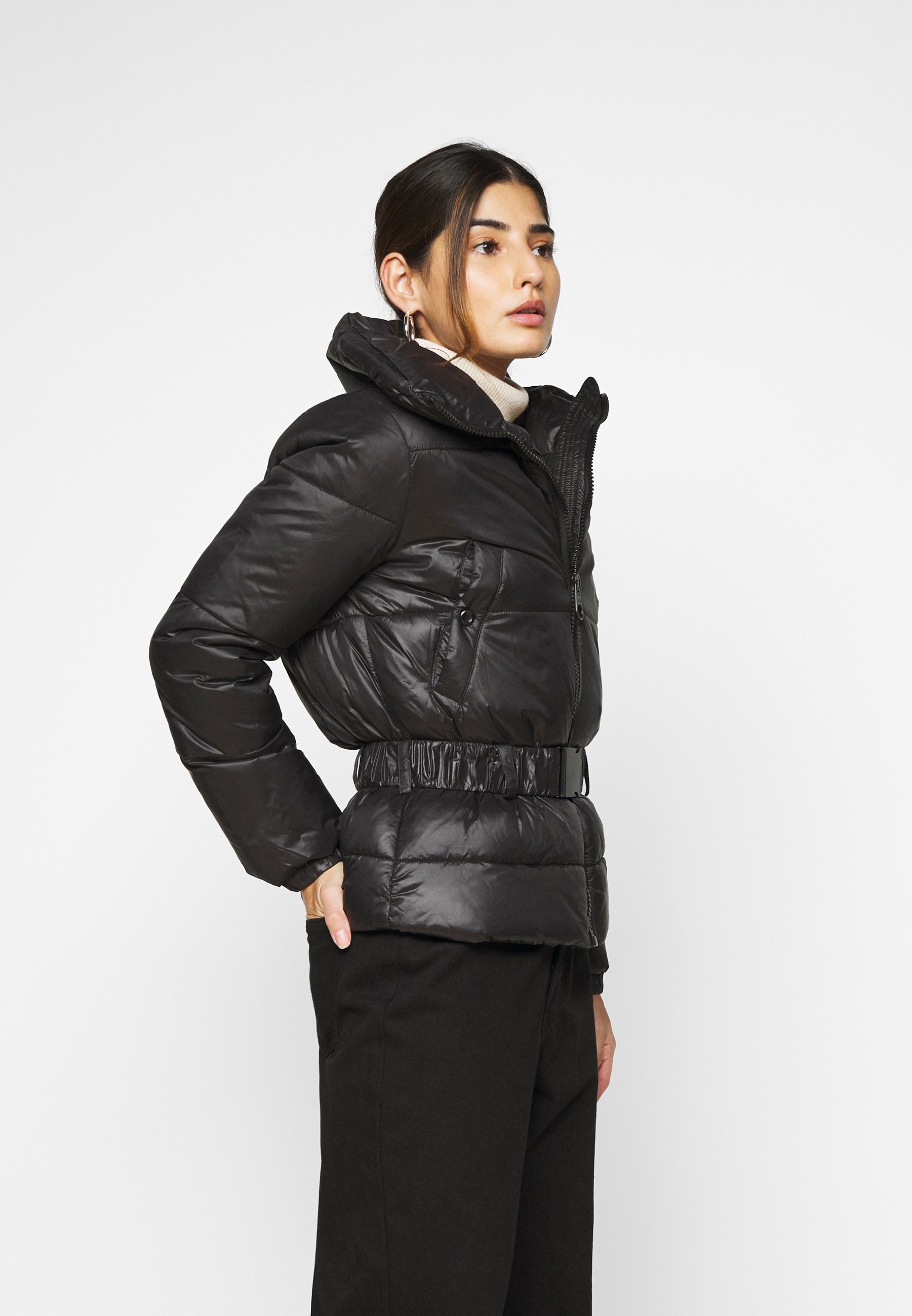 ONLTRIXIE BELTED PUFFER JACKET Vinterjacka black ONLTRIXIE BELTED PUFFER JACKET Vinterjacka black