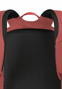 Sac à dos rouge et noir avec des bretelles rembourrées et une poignée supérieure, présentant un design épuré et une texture lisse.