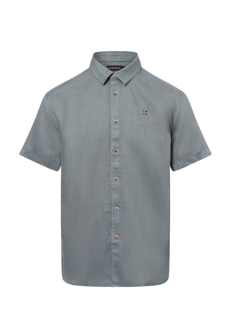 Korte mouw knoopshirt in lichtgrijze stof. Heeft een klassieke kraag, knopen aan de voorkant en een klein rood-wit logo op de borst.