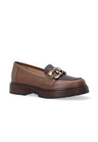 Braune Lederloafer mit einem dunkelbraunen Riemen und einer goldfarbenen Kettenakzent. Robuster, runder Zehenbereich und niedrige, strukturierte Gummisohle.