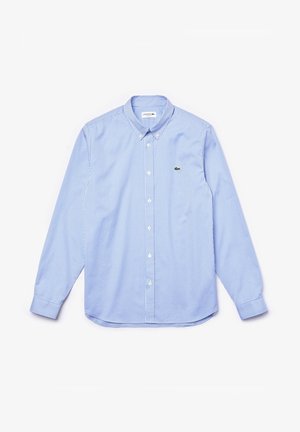 Blauw-witte geblokte overhemden met lange mouwen en een button-down kraag, met een klein groen logo op de borst. Katoenen stof, gladde textuur.