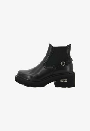 Bottine en cuir noir avec des panneaux élastiques sur les côtés, talon carré et accents en métal. Présente une finition lisse et une semelle robuste.