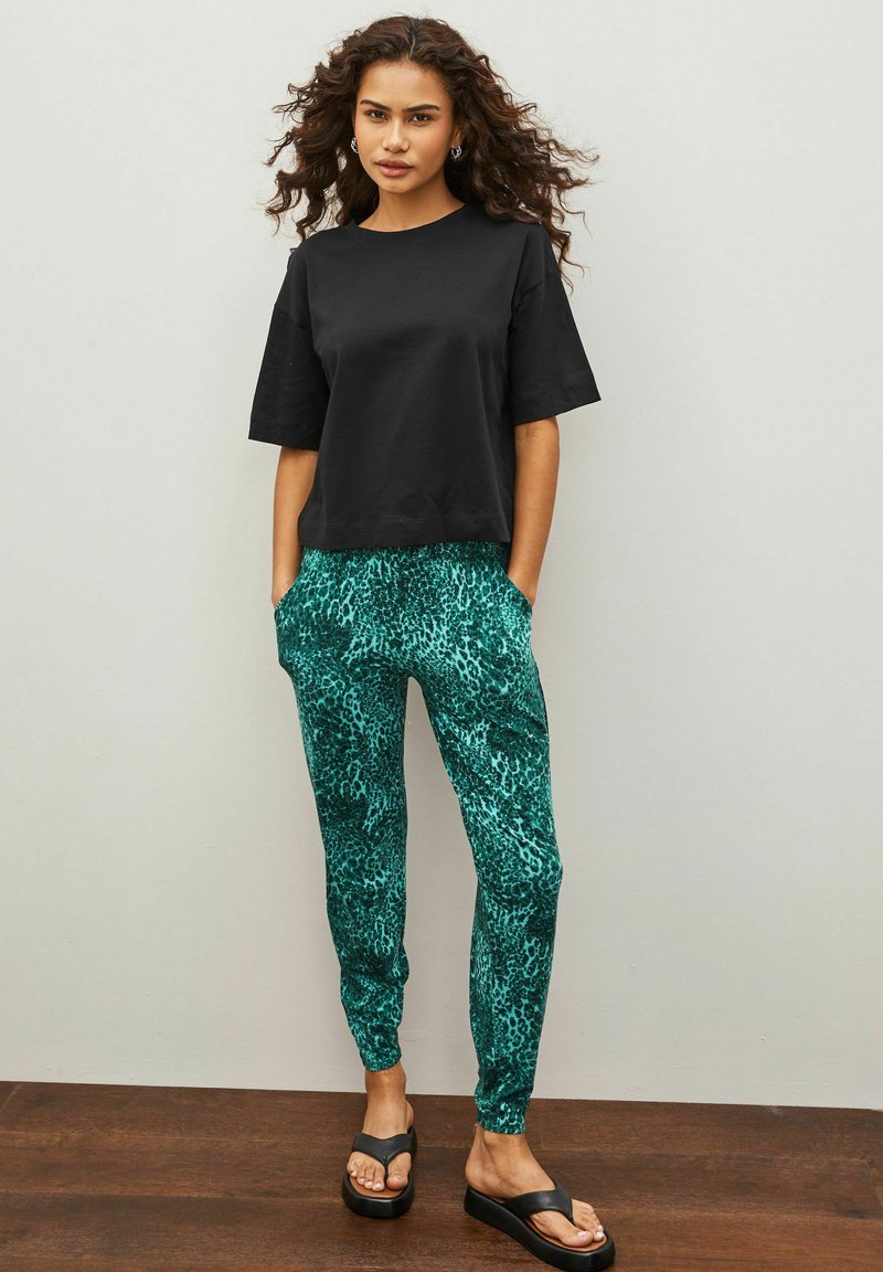Next JOGGERS Pantalon de survêtement green animal print/vert