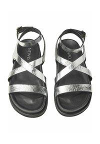Stříbrné sandály na pásku s texturovaným povrchem, se třemi širokými kříženými pásky, nastavitelného kotníkového pásku a černou podrážkou.